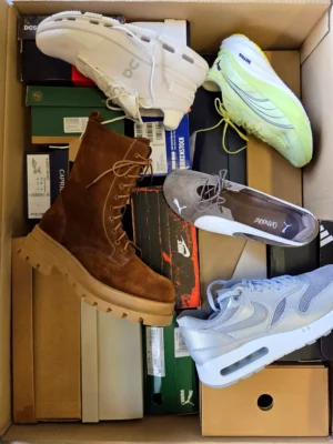The photo shows a package with footwear in the category CS.