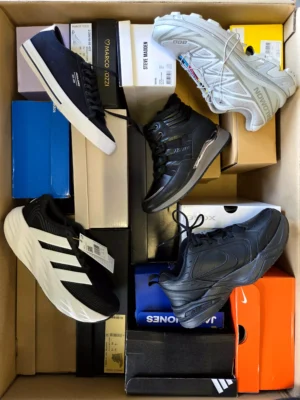 The photo shows a package with footwear in the category CS.
