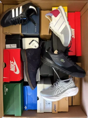 The photo shows a package with footwear in the category CS.