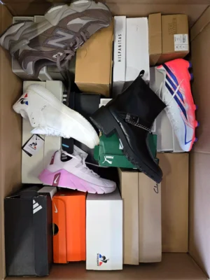 The photo shows a package with footwear in the category CS.