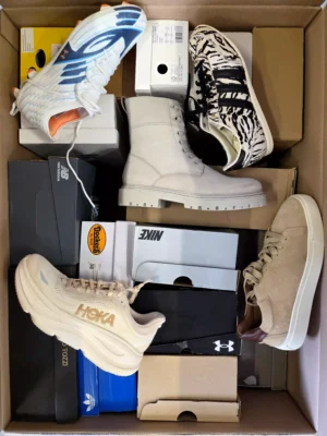 The photo shows a package with footwear in the category CS.