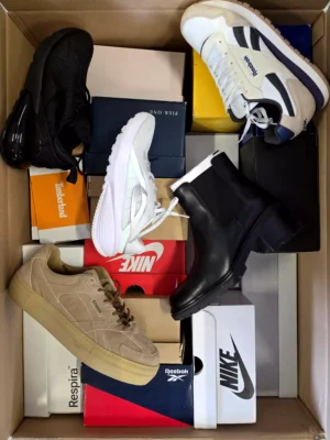 The photo shows a package with footwear in the category CS.
