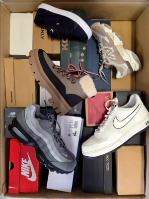 The photo shows a package with footwear in the category CS.