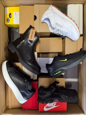 The photo shows a package with footwear in the category CS.