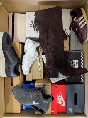 The photo shows a package with footwear in the category CS.