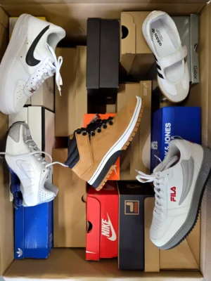 The photo shows a package with footwear in the category CS.