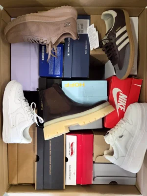 The photo shows a package with footwear in the category CS.