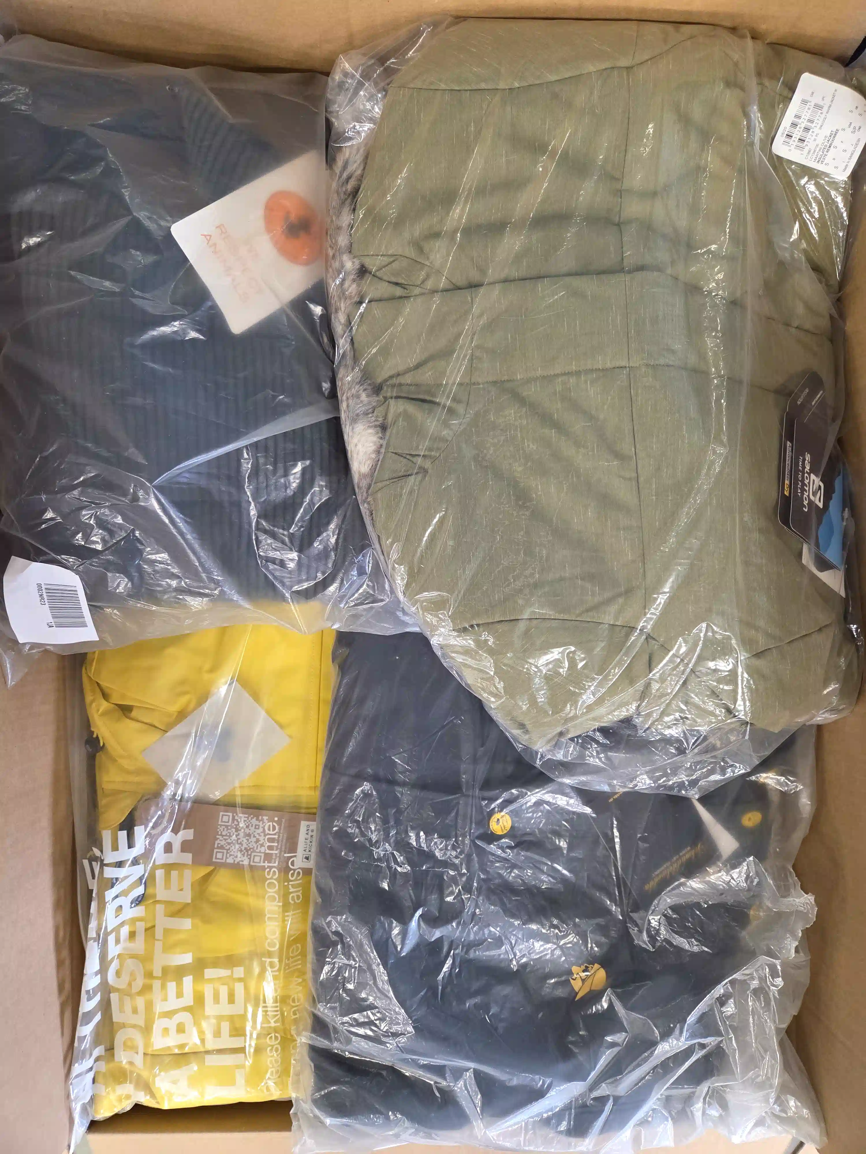 AJW793 3 The photo shows a package with clothing in the category AJW.